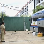 　詐欺組織の拠点が入っていたとされる敷地の入り口＝５月、カンボジア・ポイペト（共同）