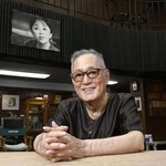 　笑顔の仲代達矢さん。後ろの写真は亡き妻、宮崎恭子さん＝２０２２年８月、東京都世田谷区