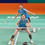 　女子ダブルス１回戦　台湾ペアと対戦する志田千陽（手前）、五十嵐有紗組＝熊本県立総合体育館