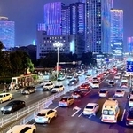 　中国湖南省長沙市内を走る車＝１０月（共同）