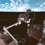 　中国の宇宙ステーション「天宮」周辺で船外活動を行う「神舟２０号」の飛行士（新華社＝共同）