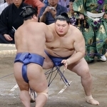 　大の里（奥）が押し出しで若隆景を下す＝福岡国際センター