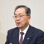 　記者団の取材に応じる公明党の斉藤代表＝１１日午後、国会