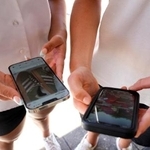 　オーストラリア・シドニーで、交流サイト（ＳＮＳ）を見るためにスマートフォンを使う子どもたち＝２０２４年１１月（ＡＰ＝共同）