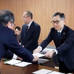 　長野県庁で要望書を手渡す軽井沢町の土屋三千夫町長（右）＝１１日午前