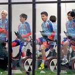 　ガーナ戦に向け、調整する（右から）上田、遠藤ら＝千葉市内