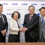 　連合の芳野友子会長（中央左）と握手する公明党の斉藤代表＝１１日午後、国会