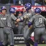 　ＮＴＴ東日本-ヤマハ　９回、決勝の３ランを放ち祝福されるヤマハ・網谷（右から２人目）＝京セラドーム