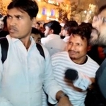 　１０日、インド首都ニューデリーの爆発現場付近に集まる人たち。動画の一部（ロイター＝共同）