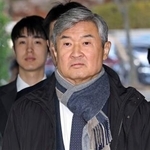 　１１日、ソウル中央地裁に入る韓国の国家情報院の前トップ、趙太庸容疑者＝ソウル（聯合＝共同）