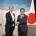 　会談冒頭、英国のクーパー外相（左）と握手する茂木外相＝１１日、カナダ・ナイアガラオンザレーク（共同）