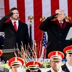 　１１日、米アーリントン国立墓地で、敬礼するトランプ大統領（右）とバンス副大統領＝ワシントン近郊（ロイター＝共同）