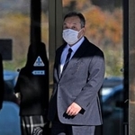 　釧路地裁に入る桂田精一被告＝１２日午前９時３１分