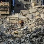 　激しく破壊されたガザ南部ハンユニスの建物＝１１日（ゲッティ＝共同）