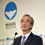 　定例記者会見する新潟県の花角英世知事＝１２日午前、県庁