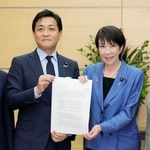 　経済対策の策定に向けた国民民主党の提言を高市首相（右）に手渡す玉木代表＝１２日午後、首相官邸