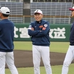 　韓国との強化試合前の合宿でコーチ陣と話す日本代表の井端監督（中央）＝サンマリン宮崎