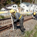 　ＪＲ東日本が公開したレール交換作業＝１２日午前、宮城県石巻市
