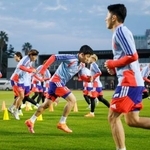 　ガーナ戦に向け、調整する遠藤（中央）ら日本代表＝千葉市内