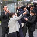 　司法試験の合格発表で、記念撮影する人たち＝１２日午後、東京・霞が関