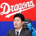 　契約を更改し、記者会見する中日・木下＝１２日、ナゴヤ球場