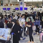 　２０２４年１２月、出国のピークを迎え、混雑する成田空港