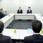 　国会内で開かれた衆院議員定数削減に向けた自民党と日本維新の会の初協議＝１２日午後