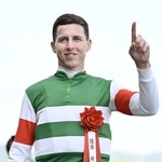 　５月、第１７１回天皇賞・春をヘデントールで制し、ポーズをとるダミアン・レーン騎手＝京都競馬場