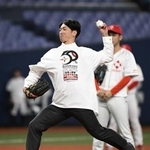 　始球式を務める阪神の近本＝京セラドーム