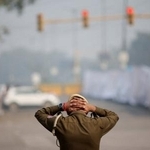 　インド首都ニューデリーで、車が爆発した現場付近の警備に当たる警察官＝１２日（ロイター＝共同）