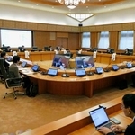 　外部有識者らが出席して始まった「秋の行政事業レビュー」＝１３日午前、東京都港区