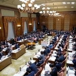 　総括質疑を実施した参院予算委＝１３日午前