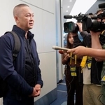 　羽田空港で取材に応じるタイ警察幹部＝１３日午前