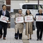 　参院選の「１票の格差」訴訟の判決で、広島高裁岡山支部に向かう原告側の弁護士ら＝１３日午後、岡山市北区