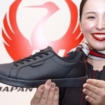 　スニーカーを持つ客室乗務員＝１３日午前、東京都大田区