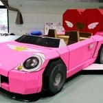 　知的障害のある生徒らが制作した段ボールの車＝１３日午前、愛知県瀬戸市