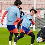　ガーナ戦に向け、最終調整する上田（右）＝豊田スタジアム