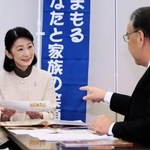 　石川県七尾市を訪れ、地域の健康増進に携わる市民と懇談される紀子さま＝１３日午前（代表撮影）