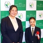 　服部真二賞の授賞式で、写真に納まる陸上女子やり投げの北口榛花（左）とフィギュアスケート女子の島田麻央＝１３日、東京都内