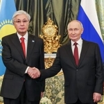 　１２日、モスクワで会談前に握手するロシアのプーチン大統領とカザフスタンのトカエフ大統領（左）（ロシア大統領府提供・タス＝共同）