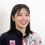 　バドミントン熊本マスターズ２回戦を棄権し、取材に応じる女子ダブルスの志田千陽＝１３日、熊本県立総合体育館