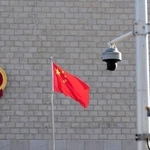 　董郁玉氏の公判が開かれた北京市の高級人民法院前に掲げられた中国国旗と監視カメラ＝１３日（共同）