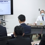 　研修会でギャンブル依存症の特徴などを説明する、国立病院機構久里浜医療センターの松下幸生院長（奥）＝１３日午後、神奈川県横須賀市