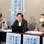 　独自の県民意識調査結果について記者会見する新潟県内の市民団体＝１３日午後、県庁