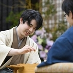 　将棋の第３８期竜王戦７番勝負第４局で佐々木勇気八段を破り、５連覇を果たした藤井聡太竜王。史上最年少で永世三冠を達成した＝１３日夜、京都市