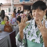 　日系人会の集会で、浴衣姿で日本人ネイリストに塗ってもらった爪を見せるカナシロ・ロサさん＝５月、フィリピン南部ダバオ（共同）