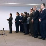 　前橋市の小川晶市長（左端）に辞職しなければ不信任決議案を提出する方針を申し入れる市議ら＝１３日午後、前橋市