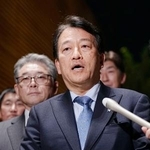 　木原官房長官との面会後、取材に応じる自民党のクマ被害緊急対策ＰＴの笹川博義座長＝１３日夜、首相官邸