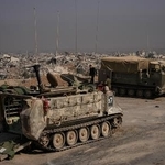 　ガザ北部ガザ市で、破壊された建物周辺に集まるイスラエル軍の車両＝５日（ＡＰ＝共同）