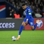 　ウクライナ戦でプレーするフランス代表のエムバペ＝１３日、パリ（ゲッティ＝共同）